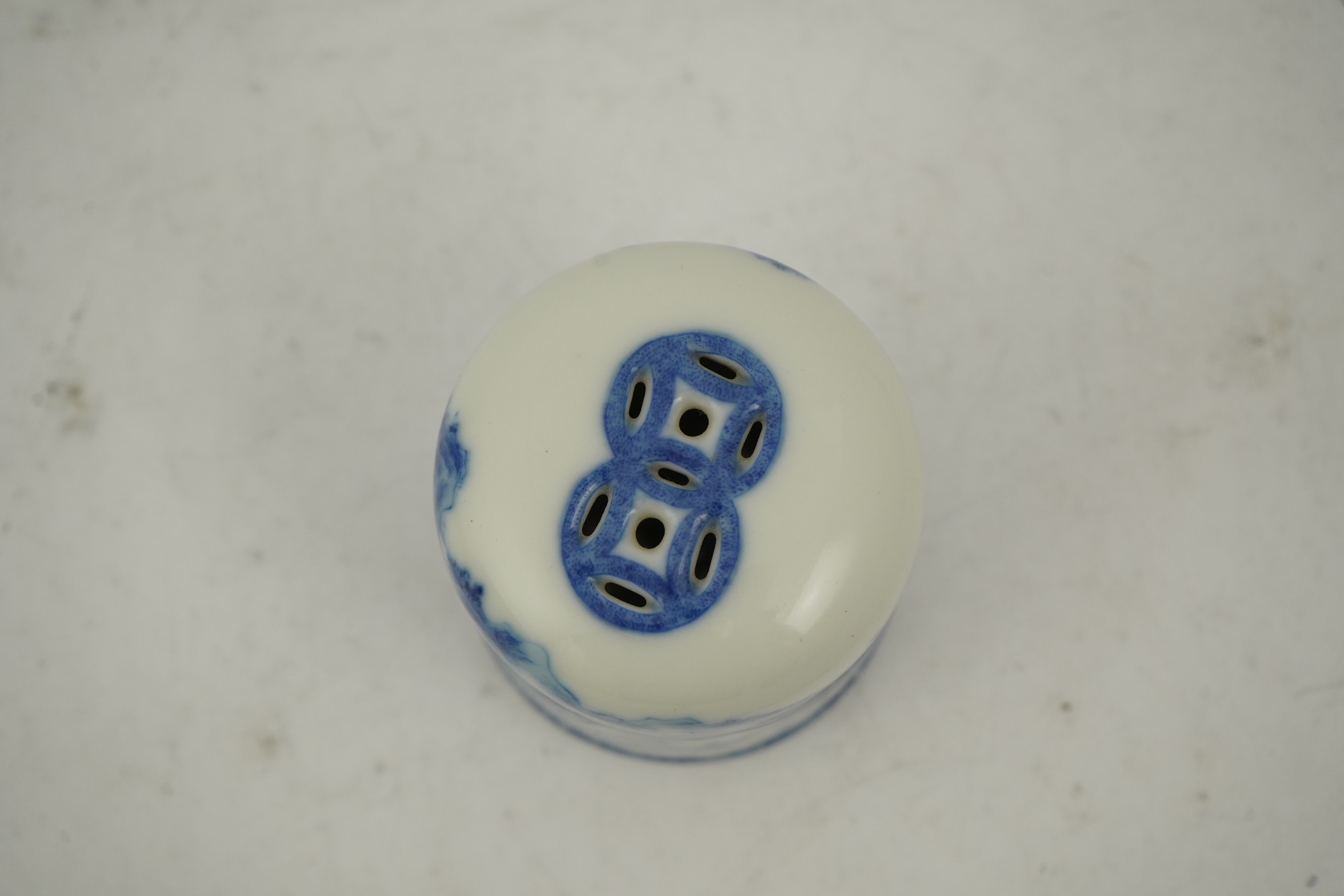 A Chinese blue and white container, Yongzheng seal mark, Republic period